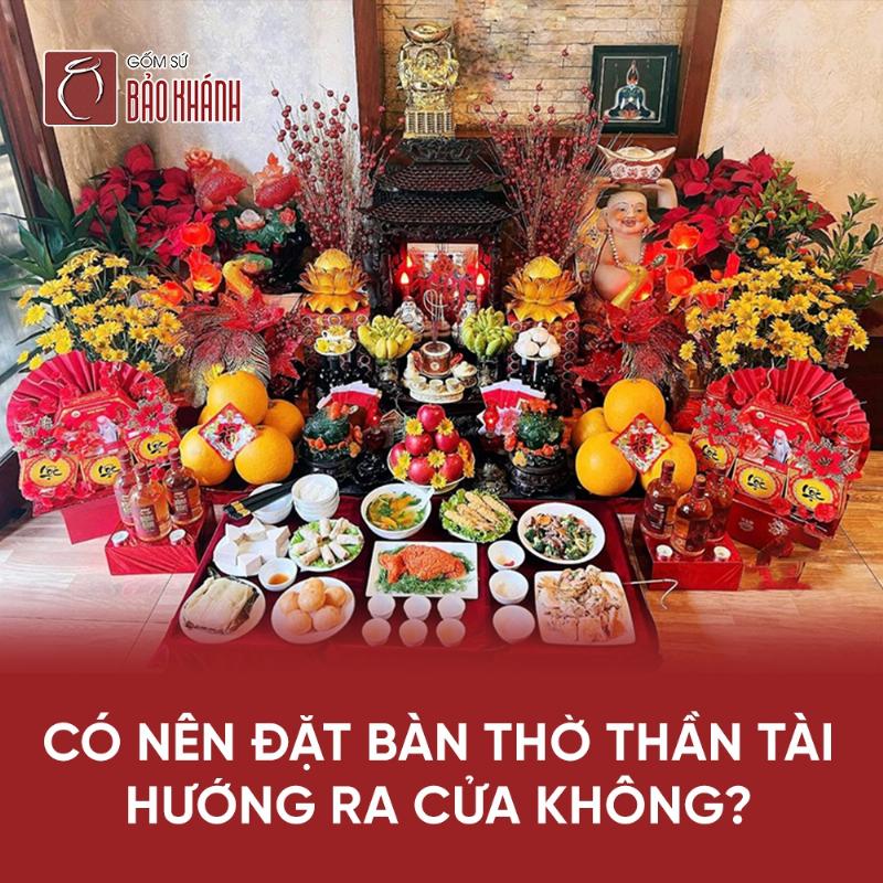 Bàn thờ ông Địa gần cửa chính