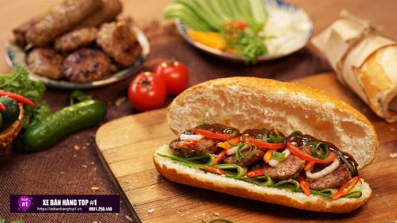 Bánh mì thịt nướng thơm ngon trên đường phố