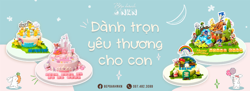 Bé gái mừng sinh nhật với bánh Hello Kitty