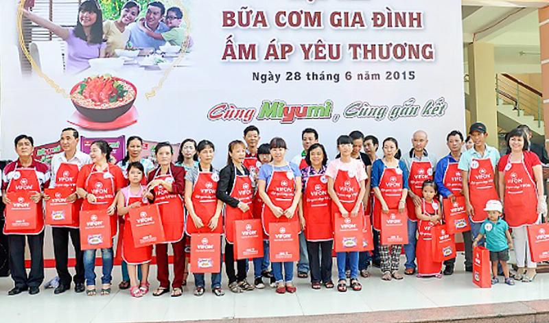 Bữa cơm gia đình gắn kết yêu thương