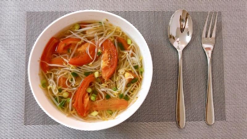 Nấu canh giá đỗ trứng