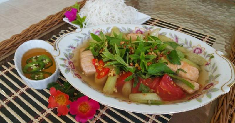 Tô canh chua cá nóng hổi, thơm lừng