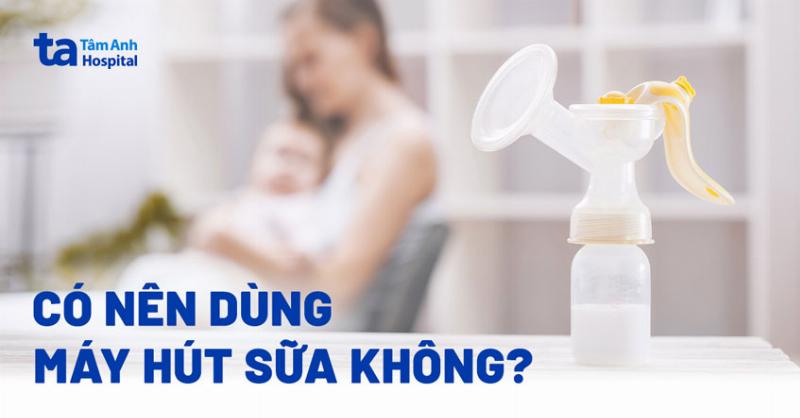 Mẹ bỉm sữa đang sử dụng máy hút sữa