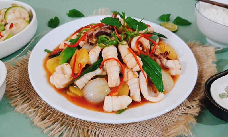 Mực xào chua ngọt làm cỗ