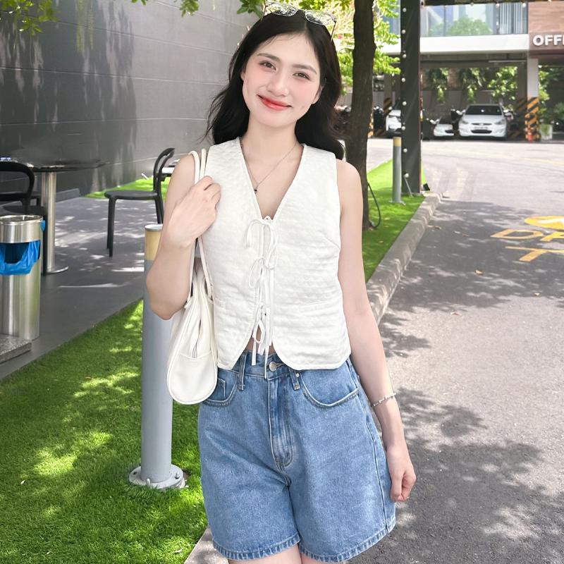 Phối đồ chân váy ngắn với áo croptop