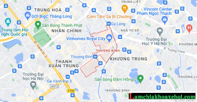 Thợ sửa khóa đang thay khóa xe máy