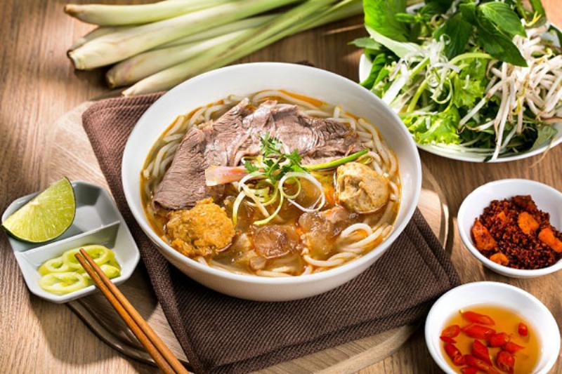 Thưởng thức bún bò Huế