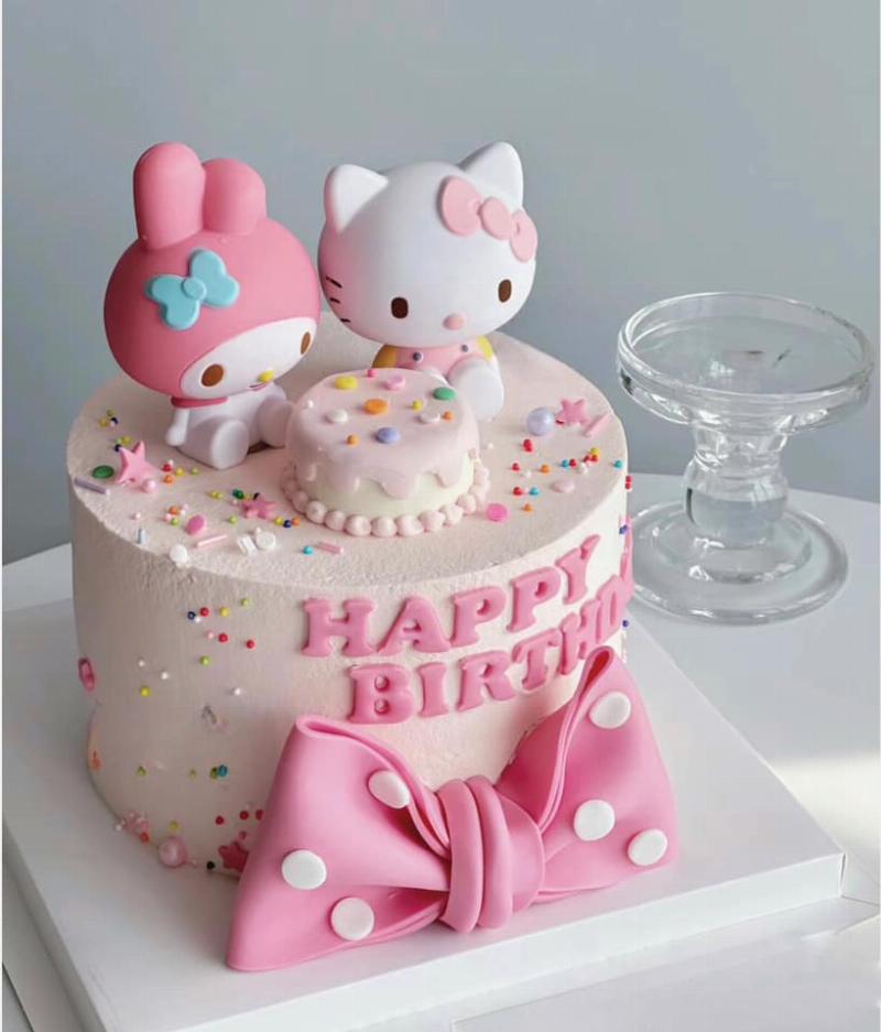 Trang trí bánh sinh nhật Hello Kitty với fondant và kem tươi