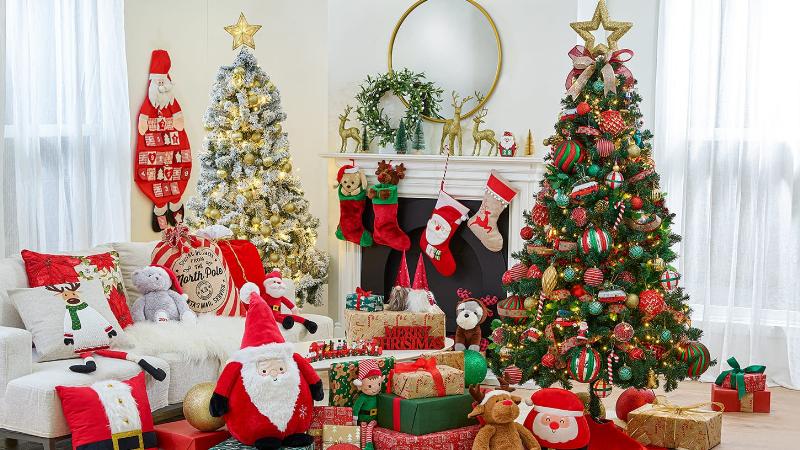 Trang trí cây thông Noel đẹp mắt với đèn nháy và đồ trang trí