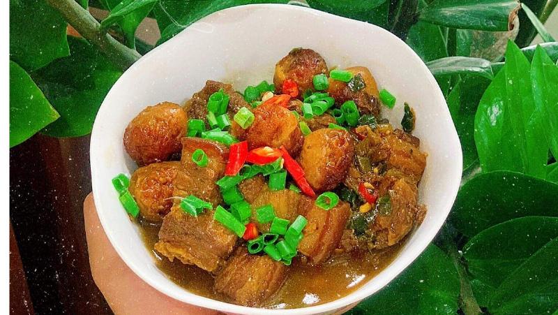 Trứng cút kho tàu đưa cơm